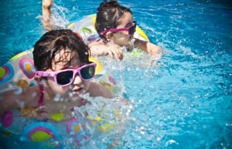 4 easy safety tips for kids to follow when swimming [to avoid drowning]