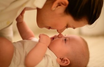 When do babies start talking? Stages to observe