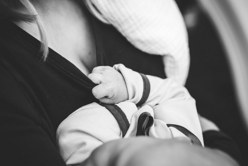 When to Stop Breastfeeding: 5 Signs Your Baby Is Weaning