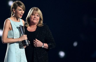 Taylor Swift and mom Andrea Swift 
