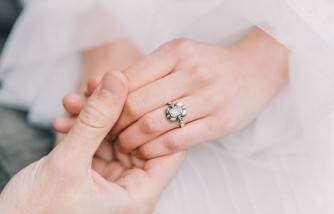 Guide to Proposing With an Heirloom Piece