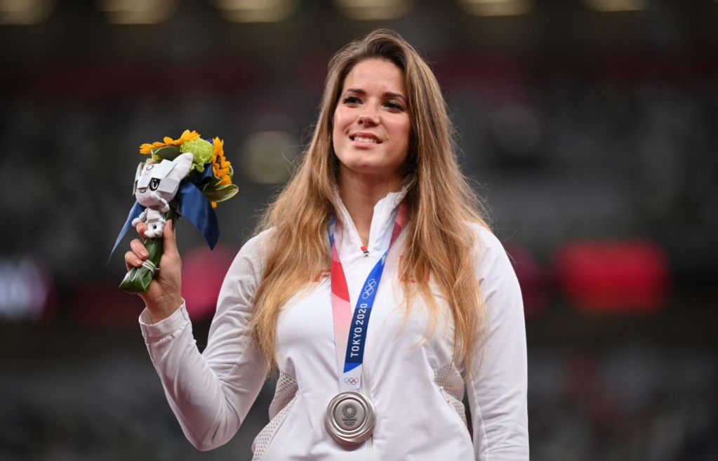 Olympic Champ Maria Andrejczyk Sells Silver Medal for ...