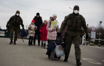 Russia-Ukraine War: Dad in Tears While Saying Goodbye to Daughter Fleeing to Safety