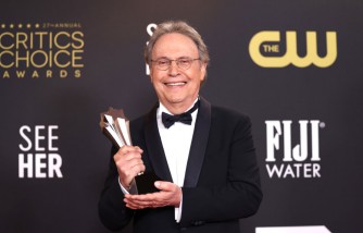 Billy Crystal Pays Tribute to Ukrainian Grandparents After Receiving Lifetime Achievement Award