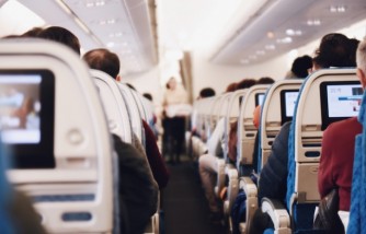  Airplane Passenger Refuses to Switch Seats with Mother and Children Due to Airsickness:Tips for Families to Sit Together on Flights